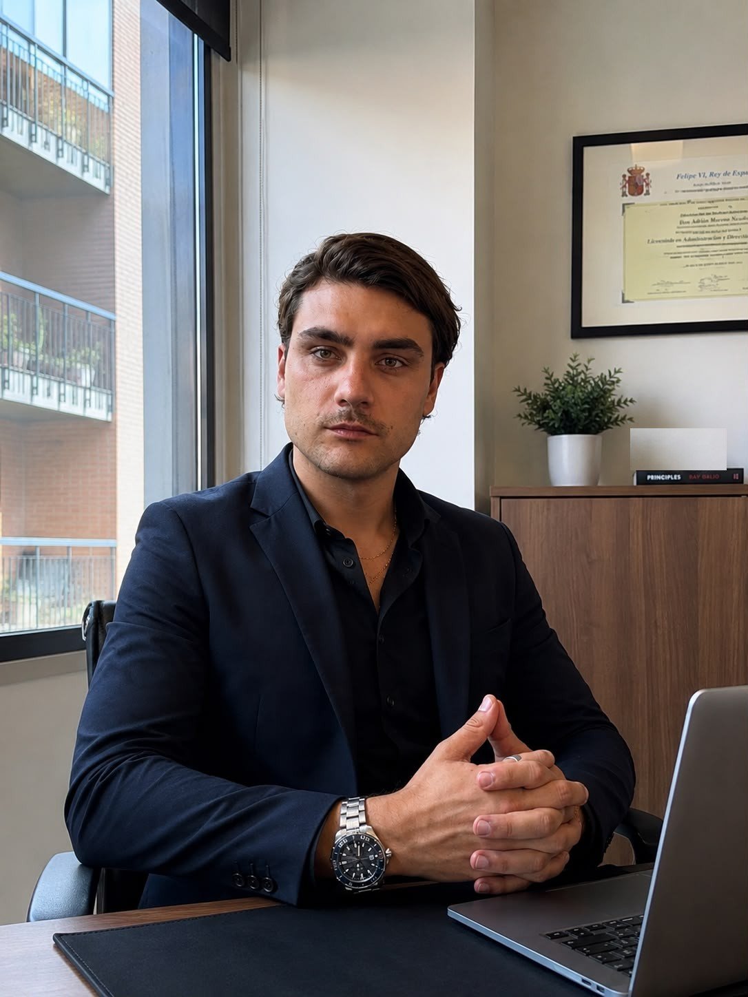 Roger Planella Ferrer en el despacho, trabajando en la parte de análisis y estrategia